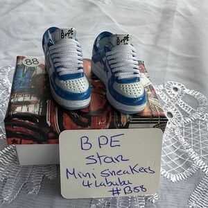 B88, NOT BPE Star Mini Sneakers For Labubu dolls included the box.